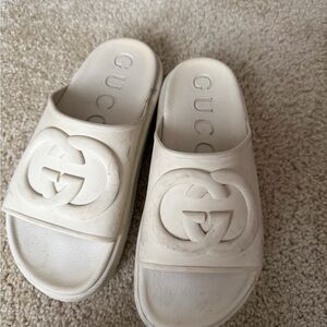 Gucci Women Cream Slide Sandals-can easily be cleaned up.